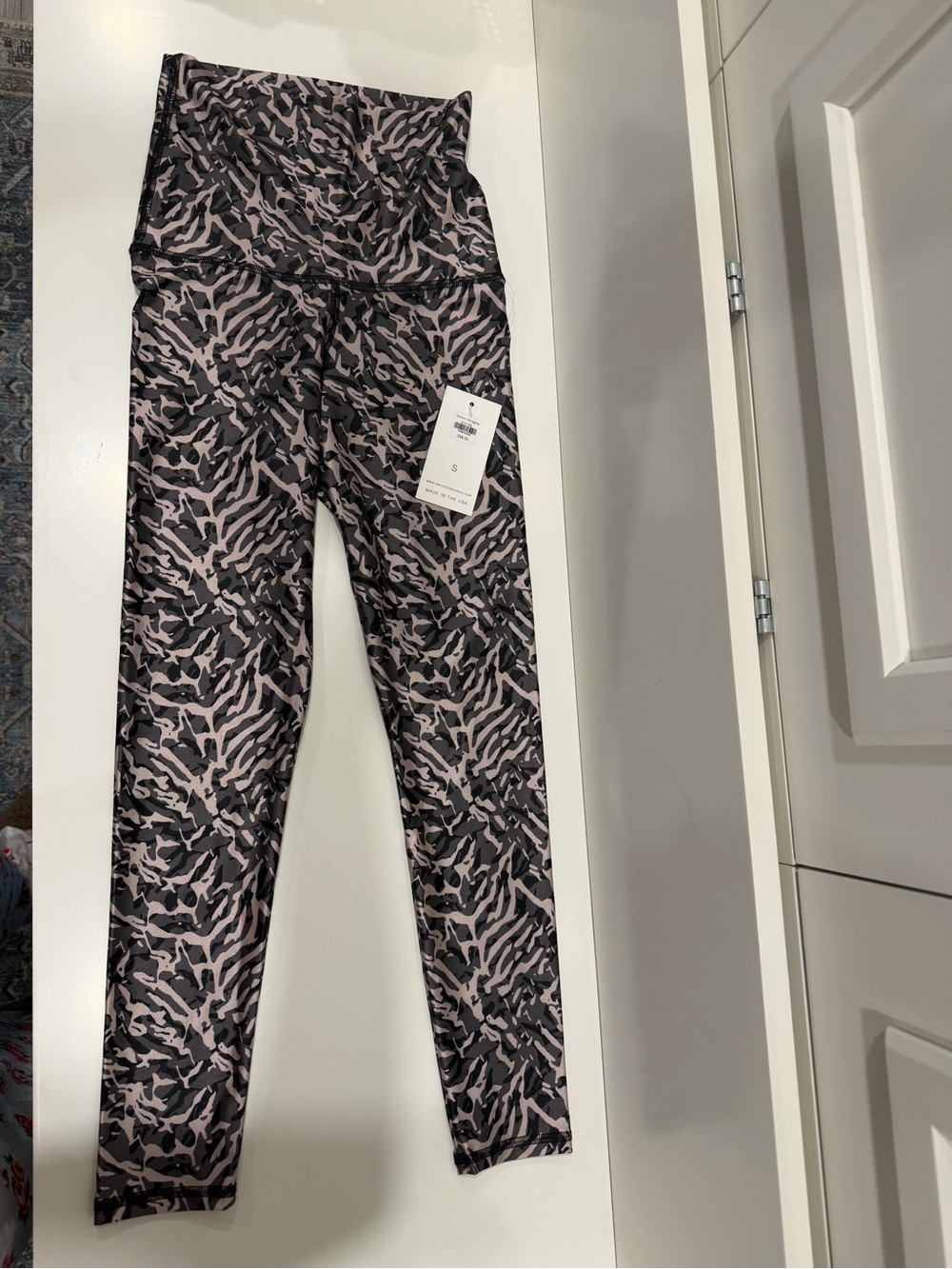 Emily Hsu Designs High-Waist Abstract Print Leggings - Black & Light Pink